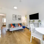 Modern One Bedroom In Fitzrovia, Central London